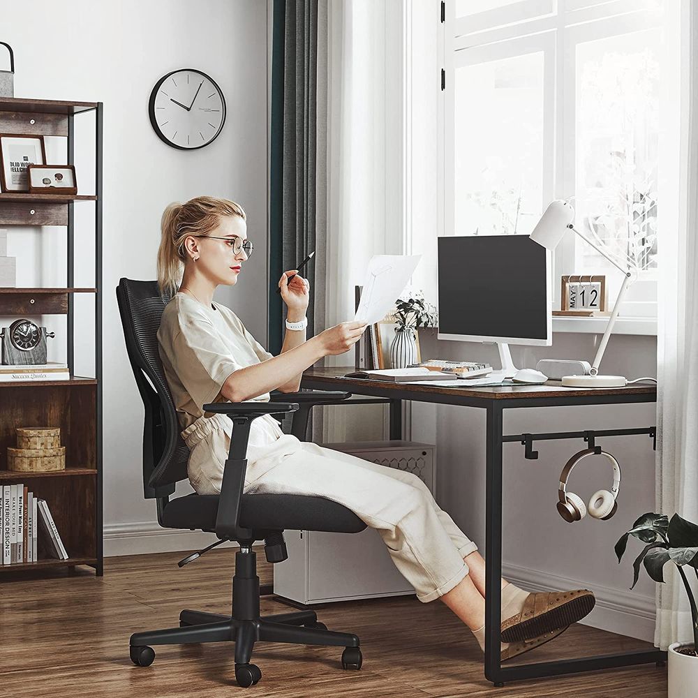 Bürostuhl mit Netzbespannung und verstellbaren Armlehnen 
