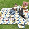 Picknickdecke mit gelben und blauen Dreiecken