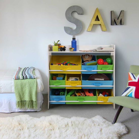 Kinderregal mit bunten Kisten