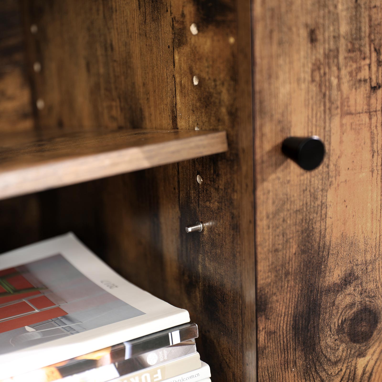 Šoninė spintelė su stikliniu paviršiumi