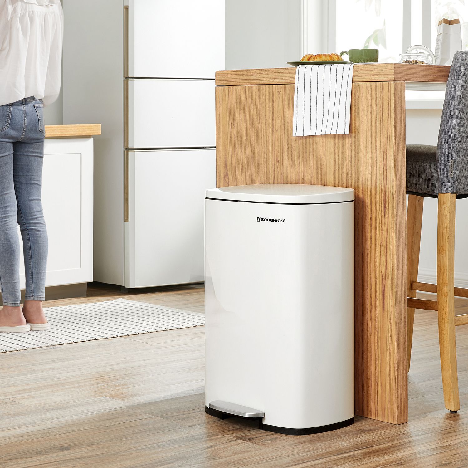 Šiukšlių dėžė su atidarytu dangčiu